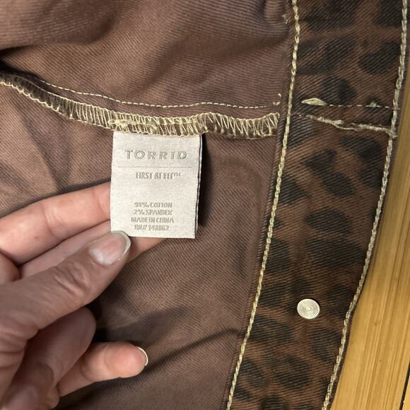 Torrid Womens XXL Size 2 Leopard Denim Trucker Jacket Pockets Mobwife Streetwear - Picture 7 of 8